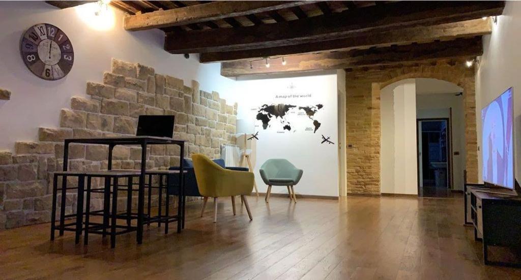 L'Antica Falconeria Iesi Bagian luar foto